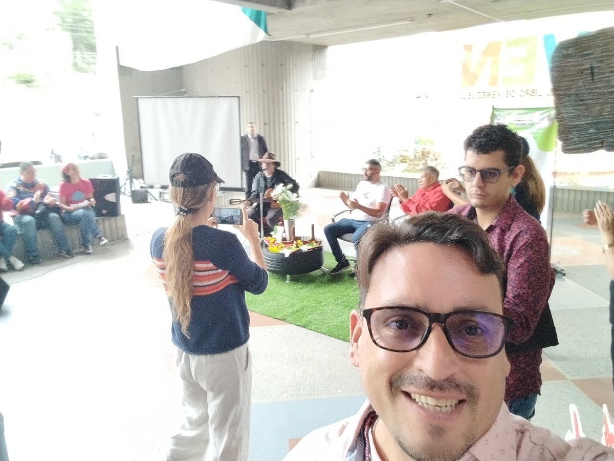 juancperez76's tweet photo. #AmarEsPoesia que orgulloso de mi hermano @ToroBelisario bautizando en la #FILVEN2023 en #Merida su libro con apoyo de @gobernacionmrd y nuestro hermano @JEHYSONGUZMAN quien además realizó su prólogo #PorAmorAMerida estuvimos acompañandolo en tan extraordinario acto https://t.co/vFgilUFJb5