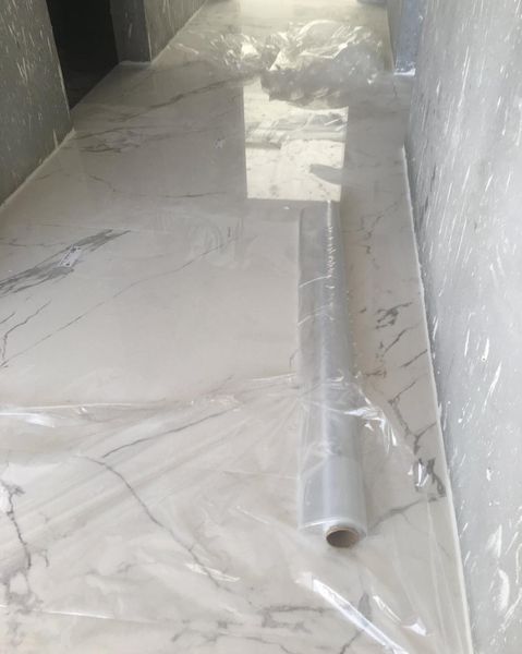 بعد انتهاء أعمال البلاط ينصح بتغطية البلاط بلفائف النيلون ثم فرد خيش عليها و صب ⁦ جبس ⁩ سائل (⁦ جبس ⁩ + ماء)
وذلك لتكوين طبقة لحماية البلاط من الخدش  بسبب سقائل عمال الدهان و الكهرباء و غيرهم 
ويتم ازالة هذه الطبقة نهاية مرحلة التشطيبات .