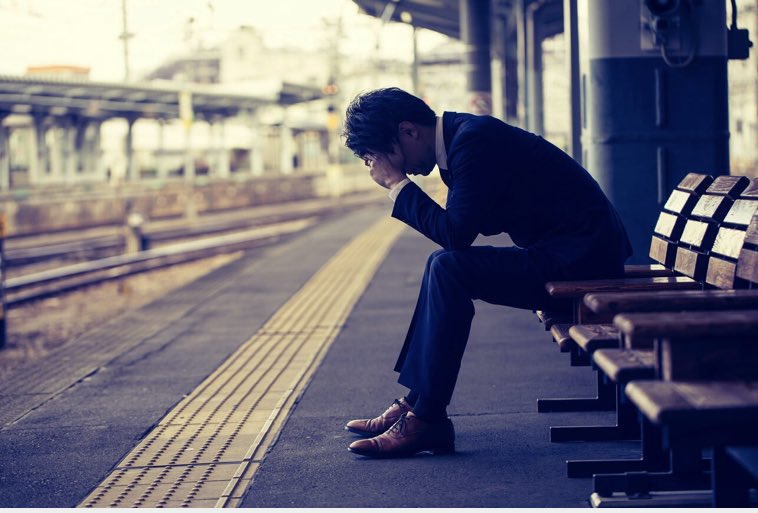 yutaka_snks's tweet photo. 日本の失われた30年がヤバい

・消費税 ⇧3倍
 3%  →  10% 

・社会保険料 ⇧2倍
 3万円 →  6.5万円

・物価指数 ⇧2.5倍
 10  →  25 

・アメリカの平��年収 ⇧1.5倍
 660万円 → 990万円

・タイの平均年収 ⇧3倍
 45万円 → 120万円

・日本の平均年収
450万円 → 435万円　えっ？

日本は今後

失われた30年が40年、50年、60年と続いていく可能性が高い
　　
※根拠
少子高齢化
人口減少
経済規模の縮��化

自分のお金は自分で守る覚悟を
自分の将来は自分で描く覚悟を
自分の未来は自分で創る覚悟を
自分の老後は自分で備える覚悟を
自分の人生は自分で決める覚悟を

待ったなし！
もう国は助けてくれない。

※今からできる対策
わかりやすいようにこの下のリプ欄に並べます↓