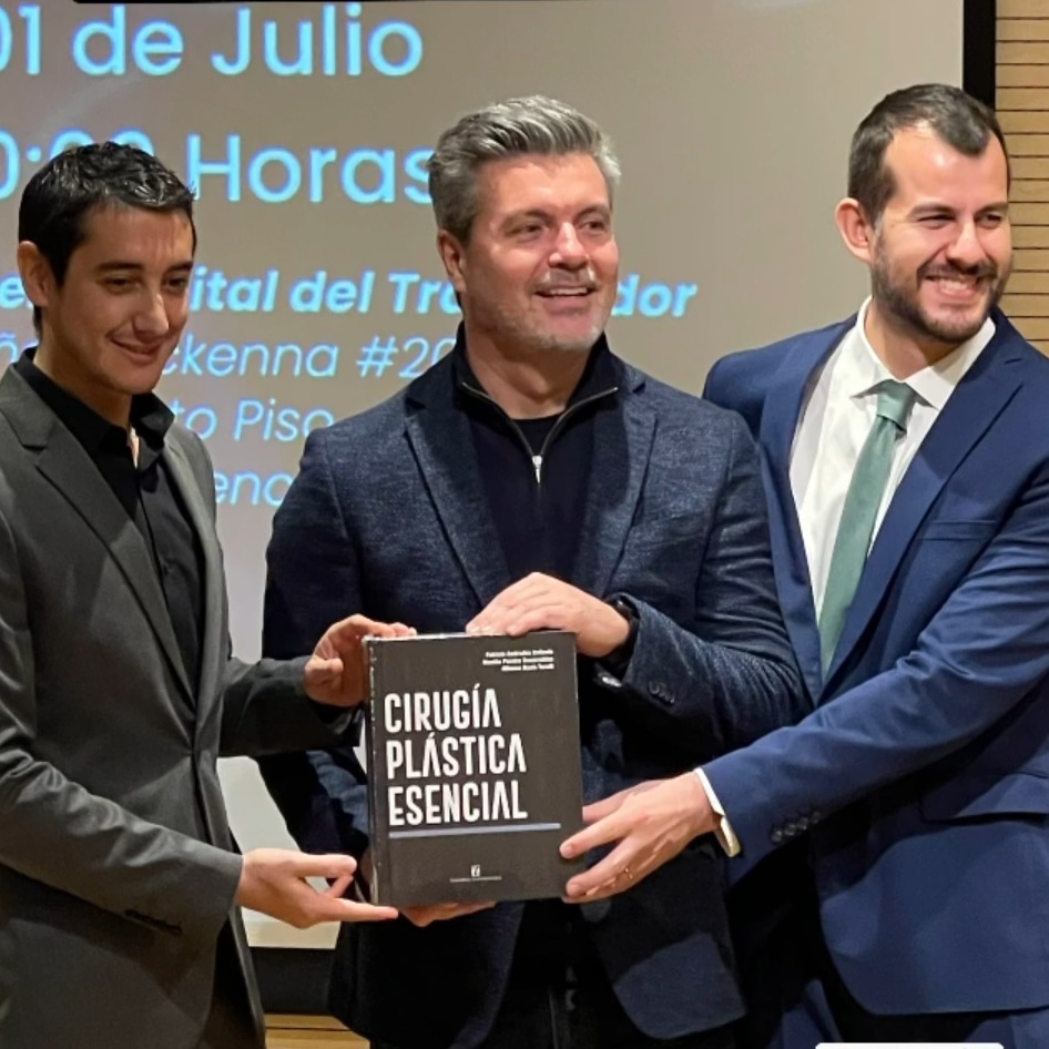 Feliz con el lanzamiento oficial de nuestro libro #CirugíaPlásticaEsencial
