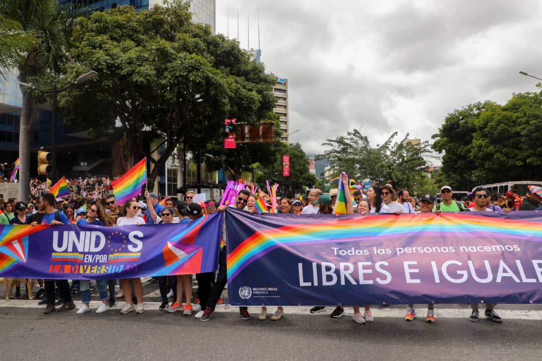 onuvenezuela's tweet photo. Hoy #2Jul las agencias de Naciones Unidas nos unimos como una sola voz en la Marcha Nacional del Orgullo #LGBTIQ+ para defender la diversidad y la inclusión porque todas las personas nacemos #LibresEIguales 🏳️‍🌈🏳️‍⚧️

#Pride2023 #75DUDH https://t.co/4RR9kPBL3X
