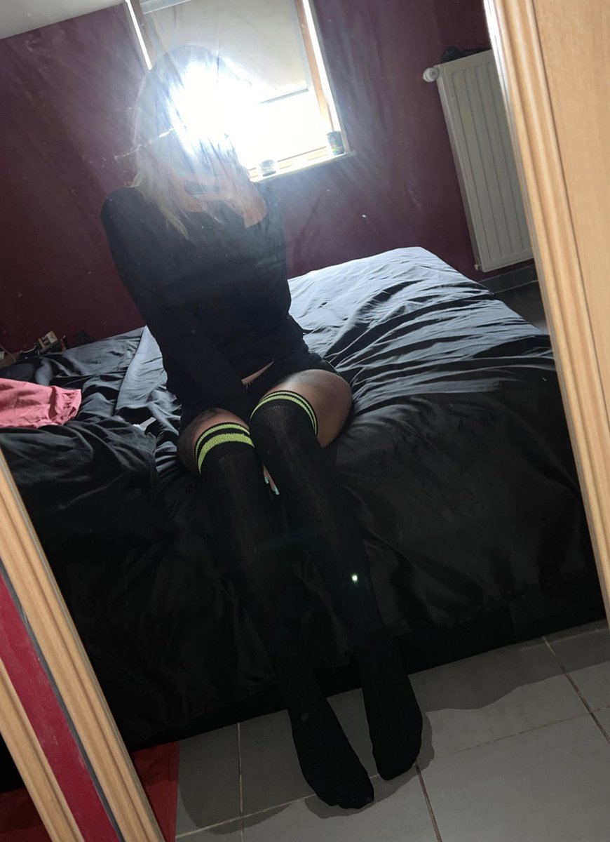 goddess_feet_fr's tweet photo. J’étais trop cute aujourd’hui 🥰🥰 avec mes chaussettes 🤭 https://t.co/SsK0BdidSD
