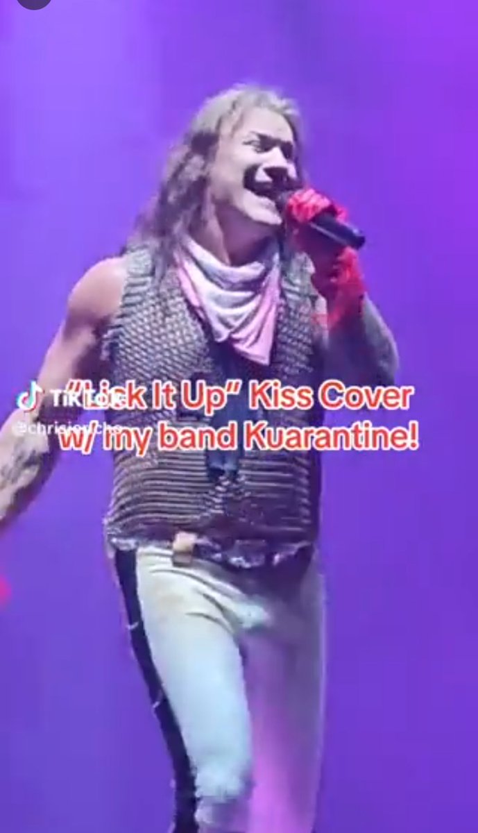 LauraLoves14's tweet image. Watching @IAmJericho sing #LickItUp with @Kuarantine3 via video is completely insufficient... BRING ON THE @jericho_cruise!!!!!!😆🤘#FiveAlive #Deck4