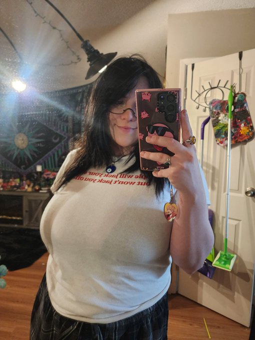 Look what I'm hiding under here ♡ https://t.co/15Q24wRbi7