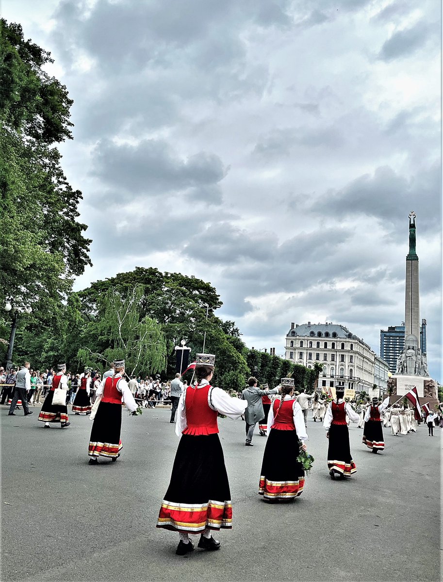 Dacija's tweet photo. Šodiena vienā kadrā.
Tēvzeme. Brīvība. Dziesma un Deja. 
#DzSv2023 https://t.co/usYrEG0JkH