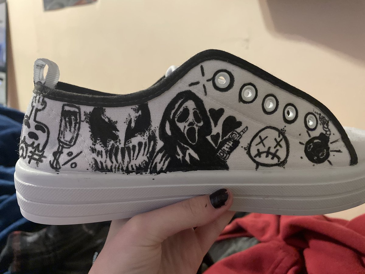 ChicoHOS's tweet photo. @snkr_twitr @zSneakerHeadz @SneakerVisionz @Nike @maniere_usa @Converse @adidas @FILAUSA @Reebok @Jumpman23 @dcshoes @newbalance @RalphLauren @Coach @Prada @ABCSharkTank Check out these custom kicks💪🔥🔥🔥🔥🔥 Original design by an up and coming 17yr old female artist. https://t.co/lpe93LFQ0S