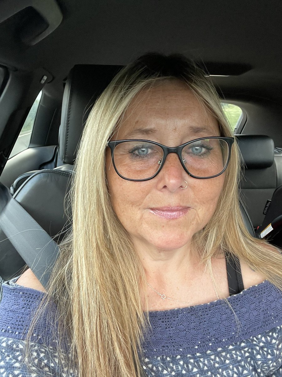 Stop the press!! Two tweets in one day 🤣. I had so many comments yesterday about how sad/tired my eyes were in the photo with poppet that I thought i could take one today which wouldn’t look as bad 🙈- mission failed, can’t hide the effects of pain no matter how hard I try 🤣🤣