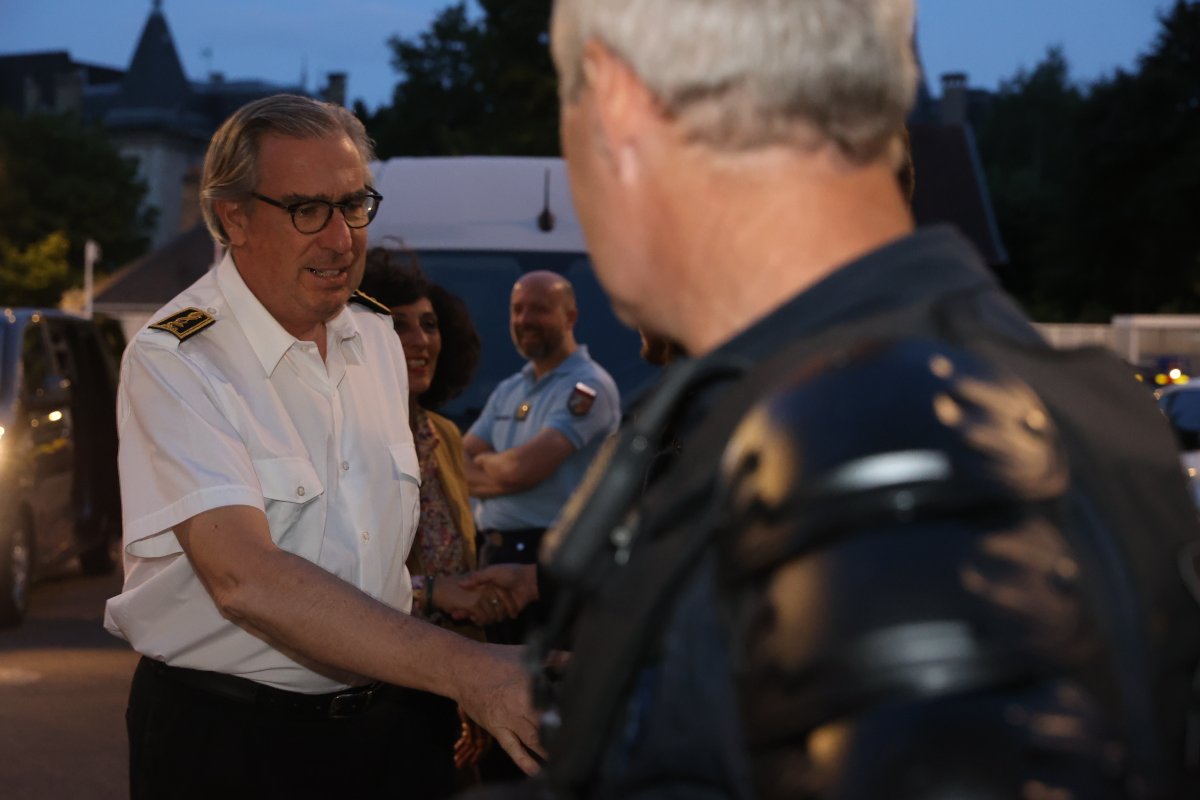 Prefet54's tweet photo. #ViolencesUrbaines | 5e nuit consécutive de mobilisation pour les forces de sécurité et les services de secours.
Le préfet Arnaud COCHET est allé à la rencontre des acteurs engagés pour votre sécurité. 🙏👏 https://t.co/hJsSSzxrGh