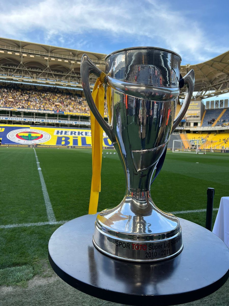 ydurmazFB's tweet photo. 2010/2011 SEZONU ŞAMPİYONU FENERBAHÇE! #3Temmuz https://t.co/37NUe3chZJ