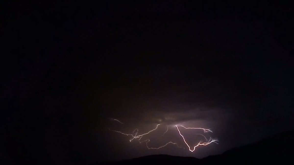 Salva_chelva's tweet photo. Noches de tormenta🌛⛈️
#chelva #altoturia https://t.co/6oeWeiENRq