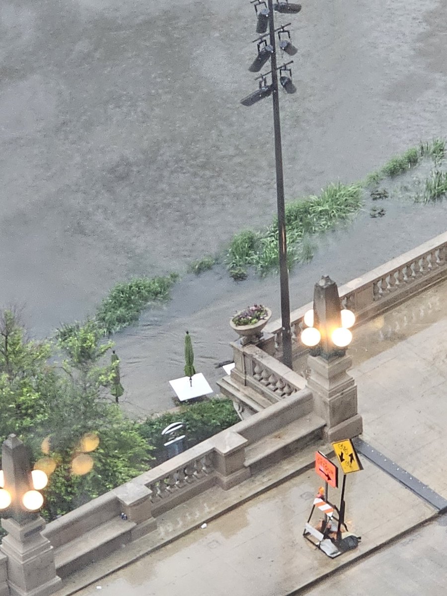 tridence's tweet photo. #Chicago flooding by the riverfront. #wgn #nbcchicago #abcchicago #cityofchicago https://t.co/3TnEMtcvhe