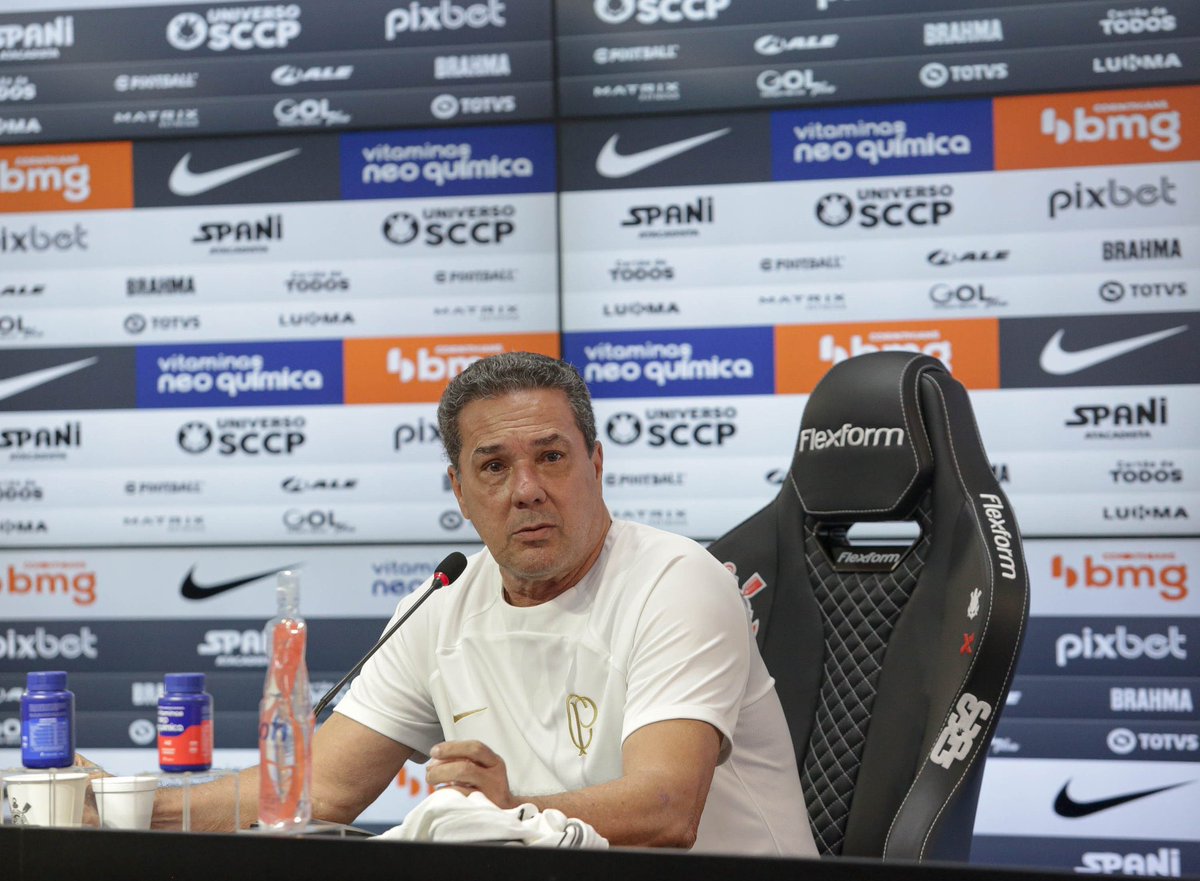 futebol_info's tweet photo. "Se ganharmos jogos, a pontuação vai aumentar."

🎙️ Luxemburgo.
📸 Rodrigo Coca/Ag. Corinthians https://t.co/aMhbyTdeBs