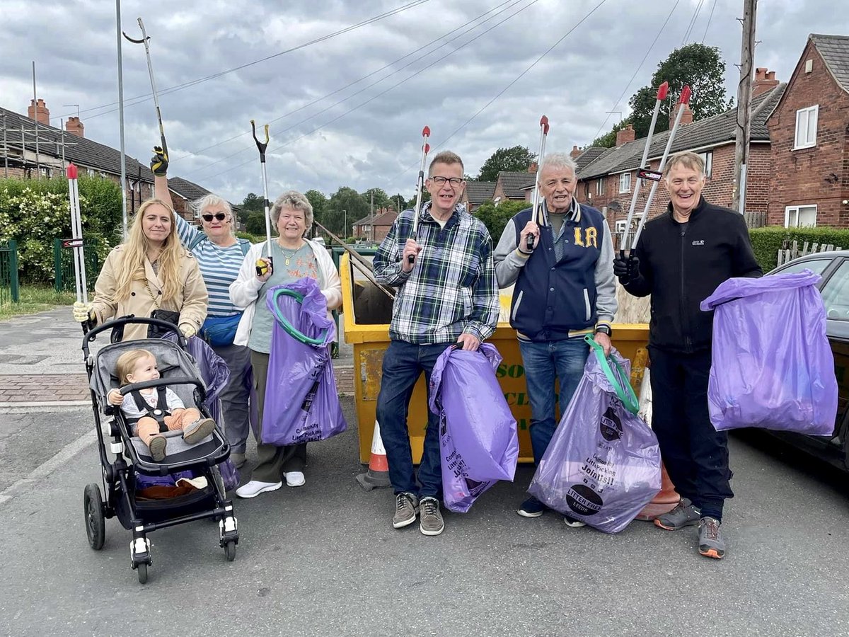 Alice_Smart's tweet photo. It was great to be out with the local @UKLabour team on the Wythers yesterday picking up litter and dealing with problem fly-tipping. 

Thanks to everyone who helps #KeepArmleyTidy throughout the year 💜 https://t.co/kqBq4ev8Di