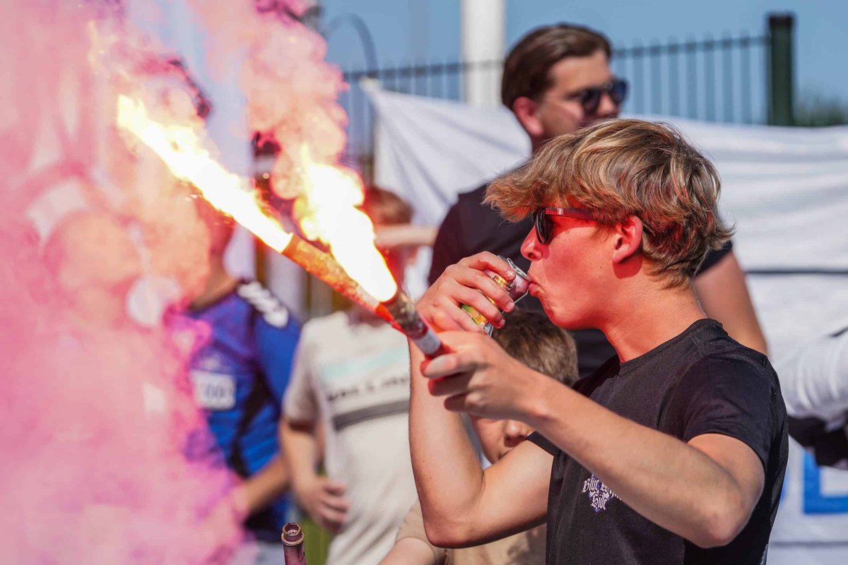 indehekken's tweet photo. Wanneer de spelers het veld betreden laten de supporters nog even zien hoe tevreden ze zijn met de behaalde handhaving. Er worden tientallen fakkels afgestoken door de Blue-White Side in combinatie met nog enkele blauwe rookpotten. #SDVBarneveld #SDVB
https://t.co/3ySlueLfor https://t.co/wmtIodTRt6