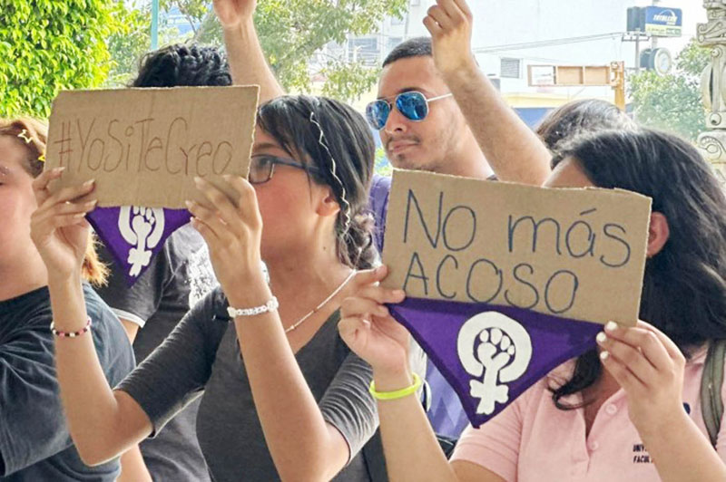 NOTIVER's tweet image. #FRENTE #RECTOR #PROTEGEN #DEPREDADOR #SEXUAL
#DENUNCIAN #CASO DE #AGRESIÓN SEXUAL EN LA #UV #POZARICA
#Estudiantes y #feministas 
#manifestaron caso de agresión sexual a #alumna por parte de #docente que #exigen sea #destituido
#proceda #hacer #justicia
notiver.com.mx/?p=289359&amp;amp;prev…