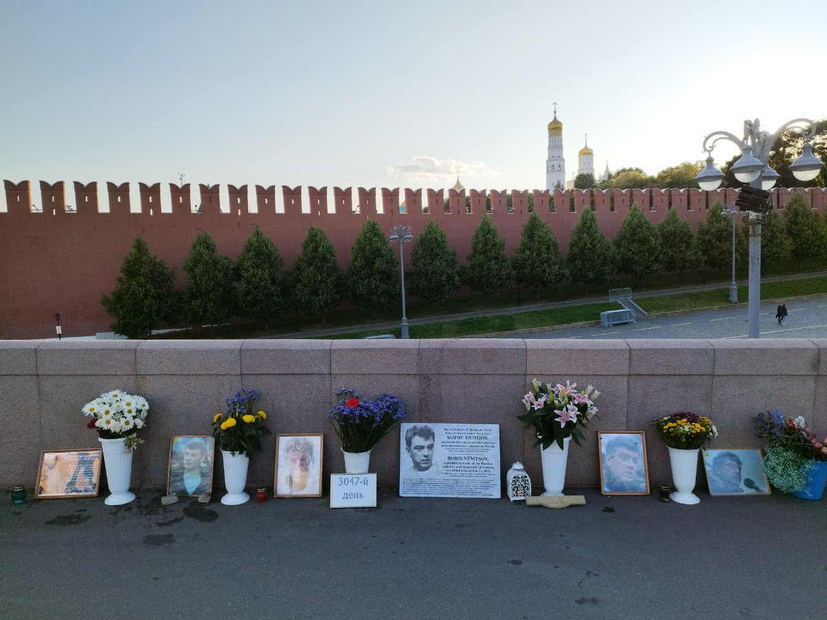 tuha_m's tweet photo. Сейчас Немцов мост https://t.co/YBRG6erxv5