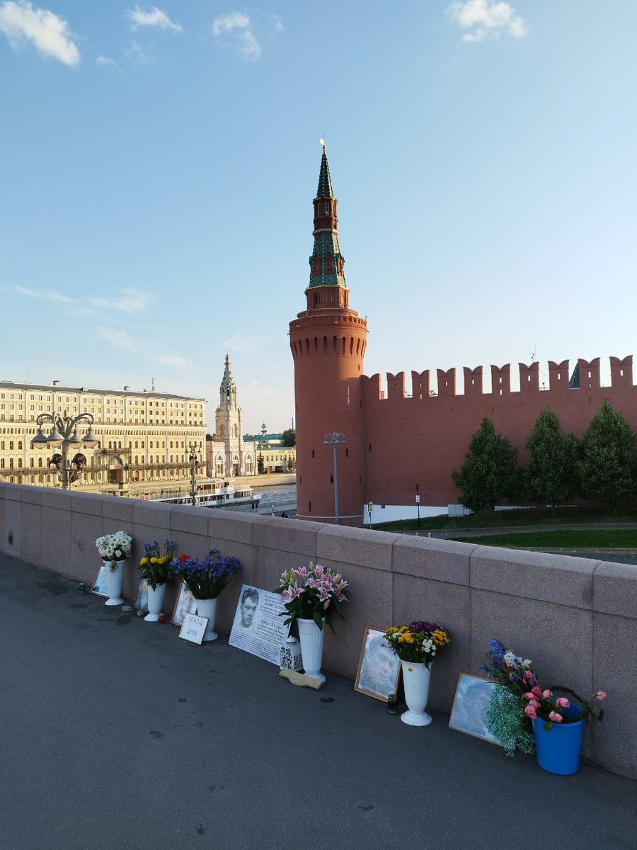 tuha_m's tweet photo. Сейчас Немцов мост https://t.co/YBRG6erxv5