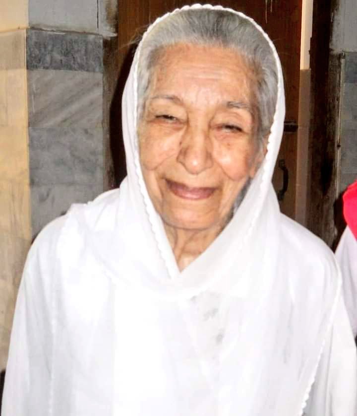 SPHC_Jacobabad's tweet photo. ڈاکٹر بلقیس ملک کو  اللہ تعالیٰ آپ نے حبیب کے صدقے جنت میں جاگ عطاء فرمائے آمین 
پیپلز ھاری کمیٹی کے صوبائی صدر جناب میر محمد پنھل خان لھرصاحب کے فرزند وکیل سدیر علی لھر صاحب نے ان کے گودا لئے بیٹھے محمد طھہ سے تعزیت دعا مانگے اور غم میں برابر کا شریک ہوں سدیر علی لھر https://t.co/j3AT5w7NKr