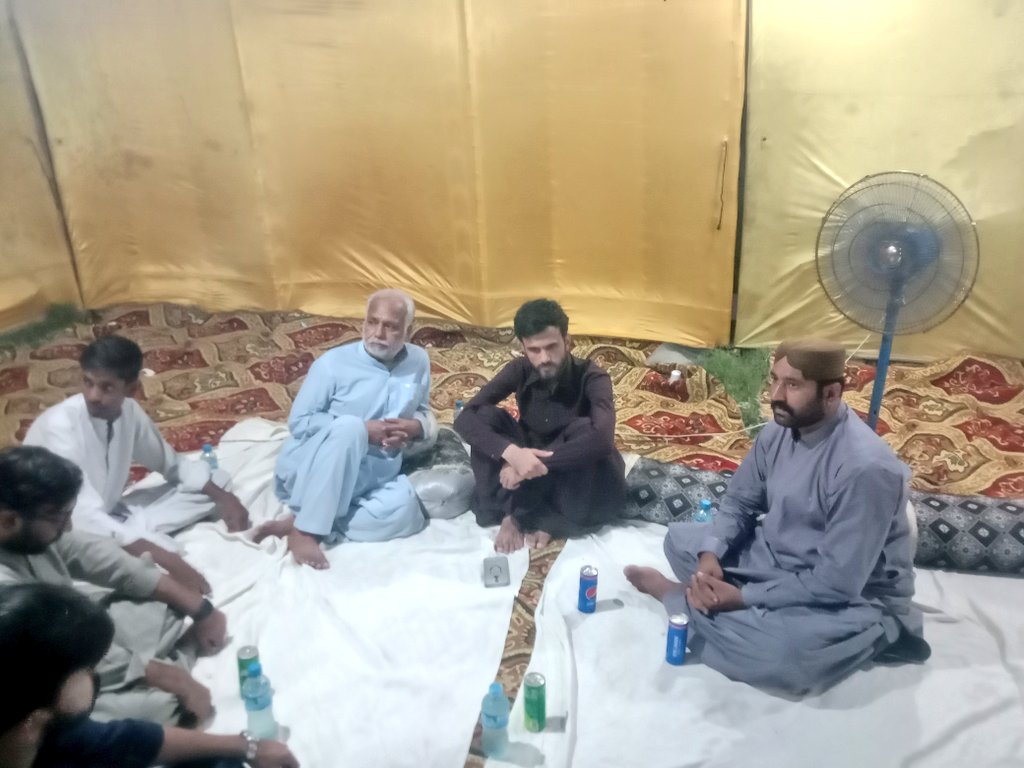 SPHC_Jacobabad's tweet photo. ڈاکٹر بلقیس ملک کو  اللہ تعالیٰ آپ نے حبیب کے صدقے جنت میں جاگ عطاء فرمائے آمین 
پیپلز ھاری کمیٹی کے صوبائی صدر جناب میر محمد پنھل خان لھرصاحب کے فرزند وکیل سدیر علی لھر صاحب نے ان کے گودا لئے بیٹھے محمد طھہ سے تعزیت دعا مانگے اور غم میں برابر کا شریک ہوں سدیر علی لھر https://t.co/j3AT5w7NKr
