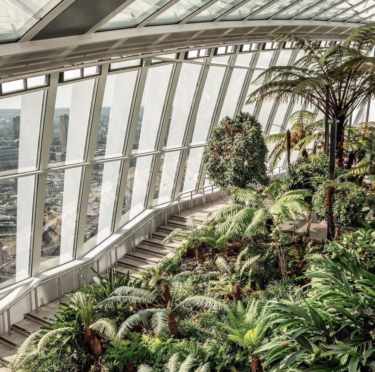 LDN_3's tweet photo. Sky garden هي أعلى حديقة عامة توفر اطلالة بانورامية على مدينة لندن ، دخولها من غير رسوم لكن يتطلب الحجز المسبق عبر الموقع الرسمي أدناه وللوصول عن طريق بوست كود رقم EC3M 8AF .

https://t.co/C6PTVdlYnW https://t.co/YZ5YWbHKsc