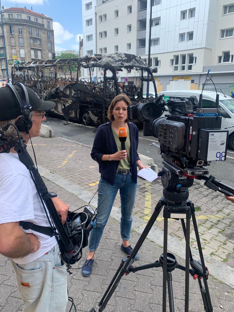 Wir drehen in den Vororten von #Paris. Woher kommt die Gewalt? Man höre den Menschen nicht mehr zu, sagt eine Bewohnerin. Sie verstehe deren Wut, aber Autos abfackeln sei keine Lösung. <a href="/ZDFheute/">ZDFheute</a>