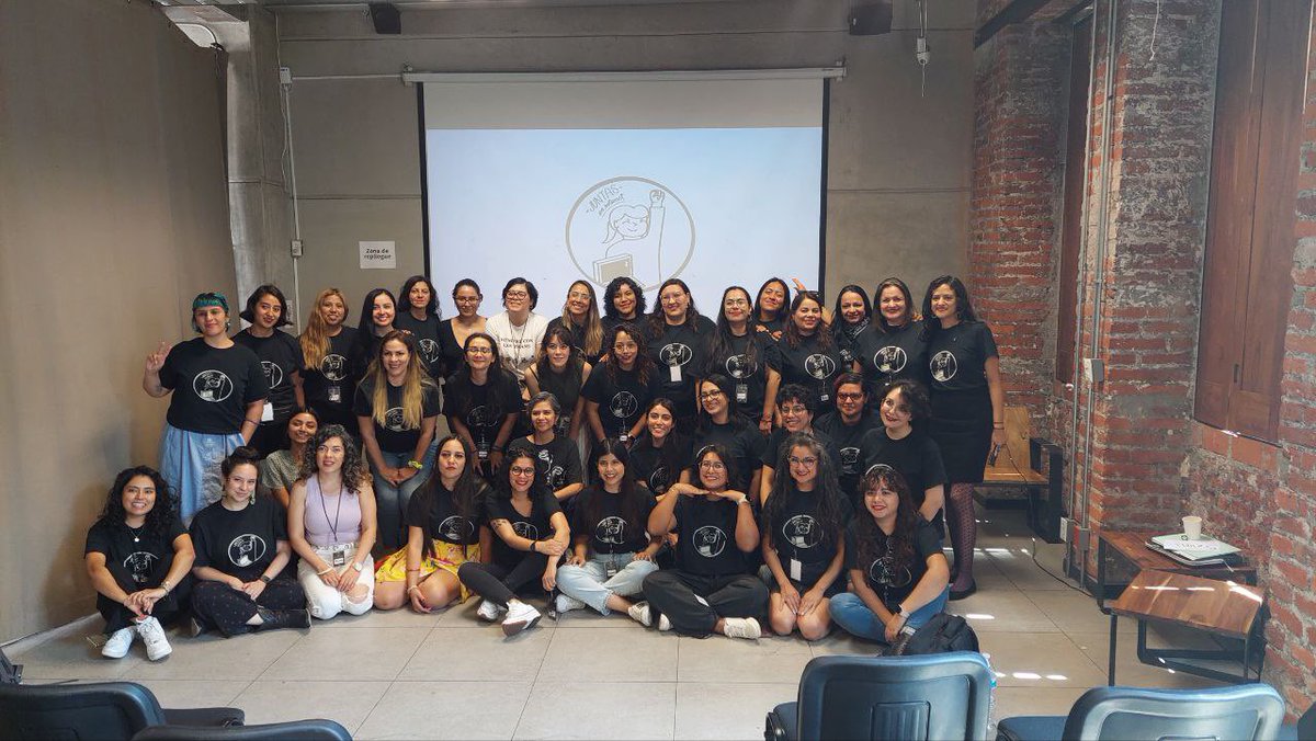 WendyAvilesR's tweet photo. La fundación @Wikimedia_mx realizó el 2do. Encuentro #JuntasEnInternet para que mujeres de 🇲🇽 que inciden en plataformas de internet establezcan alianzas e impulsen proyectos en conjunto.
Gracias a su directora Carmen Alcázar @metik y a  las mujeres y organizaciones participantes https://t.co/gNgMxFsvmH