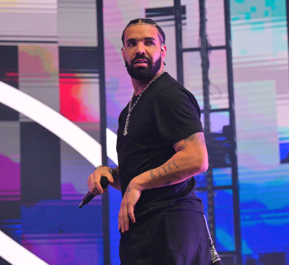 ComplexMusic's tweet photo. Drake's new manicure https://t.co/VoUYezKkDu
