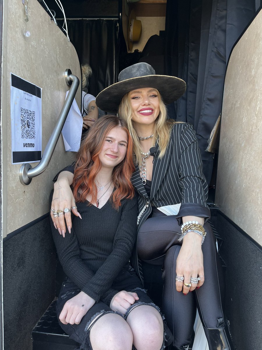 Axro747's tweet image. family 🖤