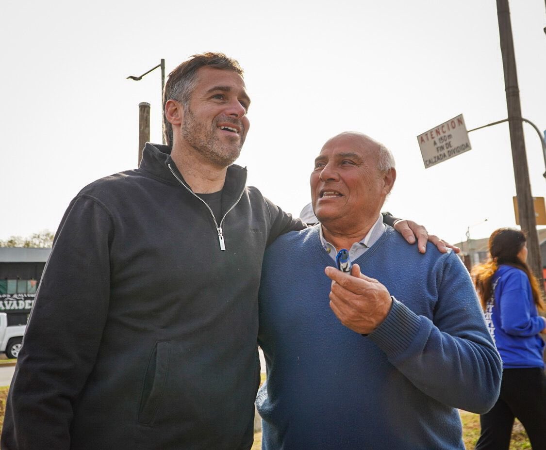 FedericoAchaval's tweet photo. Tenemos la decisión de seguir trabajando para transformar cada uno de nuestros barrios. 

Estuvimos en #VillaRosa recorriendo obras y conversando con los vecinos y vecinas sobre los desafíos que tenemos por delante. https://t.co/wIcpslqtMH
