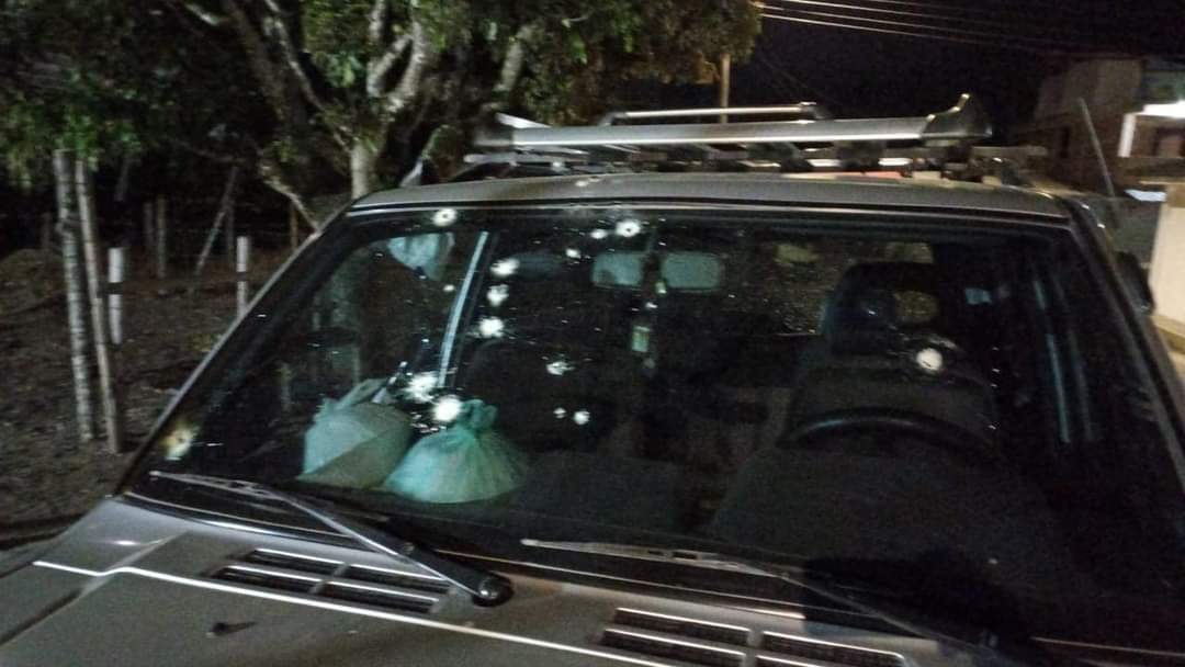 PAXenColombia's tweet photo. 🚨#PaxInforma|| Rechazamos el atentado en contra de la vida del Diácono Freddy y Elver Bototo, quienes se movilizaban en el vehículo oficial del Padre Javier Porras de la Parroquia San Lorenzo de Caldono, Cauca . Nuestra solidaridad con el Padre Francisco y su equipo de trabajo. https://t.co/DbXqZx0GaM