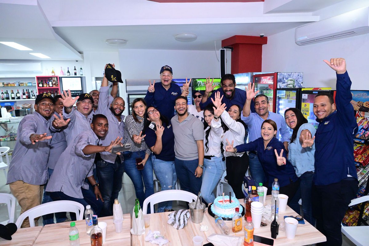 deyvy_santana's tweet photo. Que la armonía y el amor de trabajo en equipo siempre prevalezca. #HBDBryan #Abel24 https://t.co/Bzj1Irl0jy