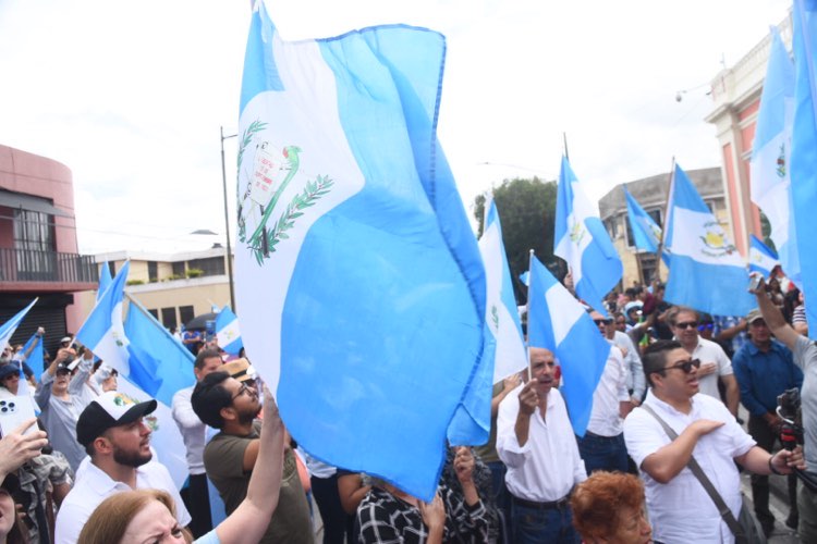 EmisorasUnidas's tweet photo. El panorama en las afueras del @TSEGuatemala se intensifica con la presencia de manifestantes que exigen transparencia en el proceso electoral.

Vía: @noel_solis

🗳️🇬🇹 #EleccionesGT #GUATEVOTA2023 
#EleccionesGT2023 
#Elecciones2023 #EUElecciones2023 https://t.co/035BVnwqCq