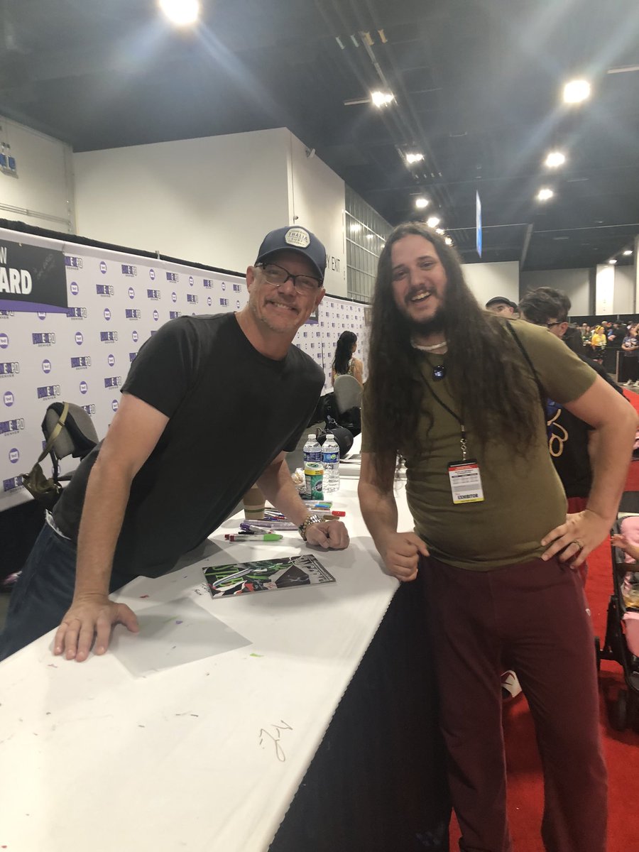 HiveShaggy's tweet photo. Met the absolute GOAT Matthew Lillard!! #DenverComiccon #comiccon https://t.co/l7lv3fS6uU