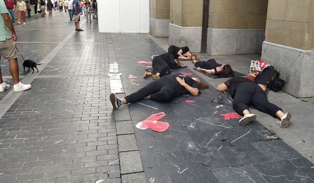 Gaur Donostian indarkeria matxistaren aurka #WomenInBlack

💜 Cada día 2, por ellas y por nosotras en la calle, contra el machismo que cada día nos discrimina hasta matarnos.