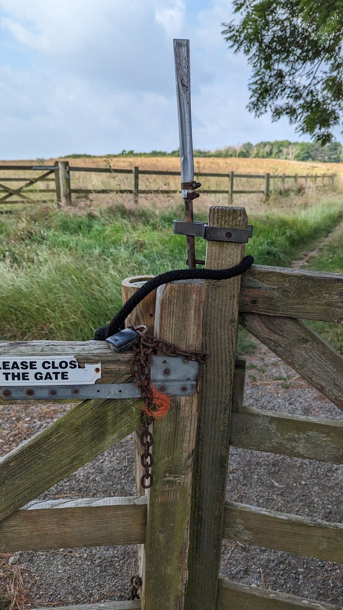 RecyclerBill's tweet image. I love a recreational #padlock to secure a #gate on a lazy Sunday afternoon 😀
#BillsGates
#QuiteInterestingGatesAndLatchesOfTheUK