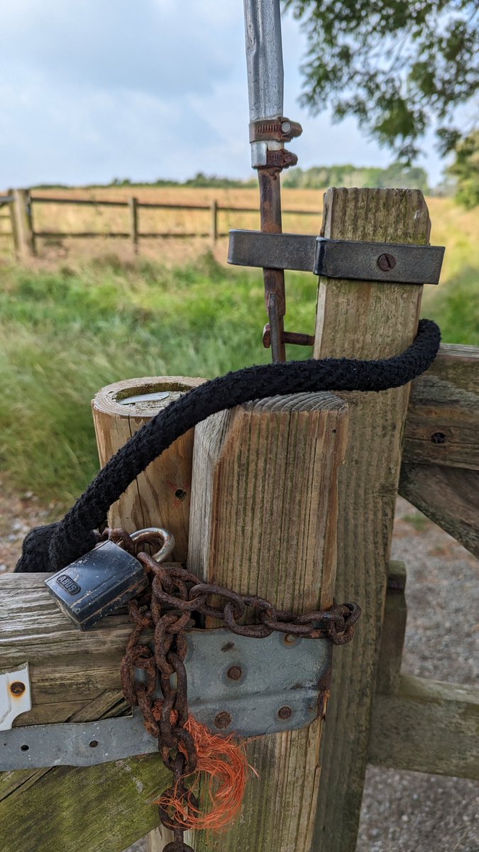RecyclerBill's tweet image. I love a recreational #padlock to secure a #gate on a lazy Sunday afternoon 😀
#BillsGates
#QuiteInterestingGatesAndLatchesOfTheUK