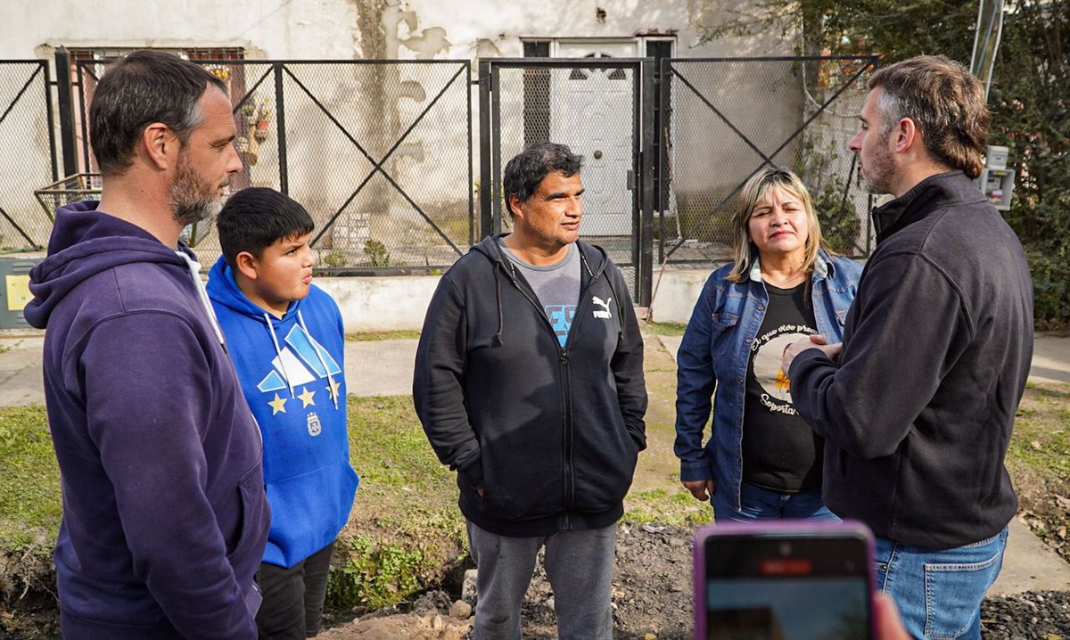 LaurentPilar's tweet photo. Empezamos el domingo recorriendo obras que estamos haciendo en #VillaRosa y conversando con sus vecinos sobre la importancia de seguir transformando nuestros barrios.

@FedericoAchaval ✌️ https://t.co/3Q4FrAApBE