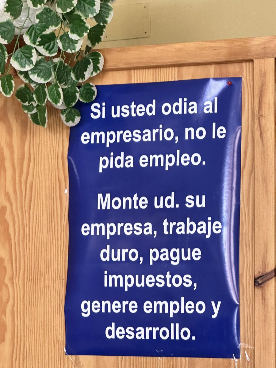 TomasPereda's tweet photo. Visto en la churrería Rick’s de Buitrago de Lozoya https://t.co/d2so6YsmRn