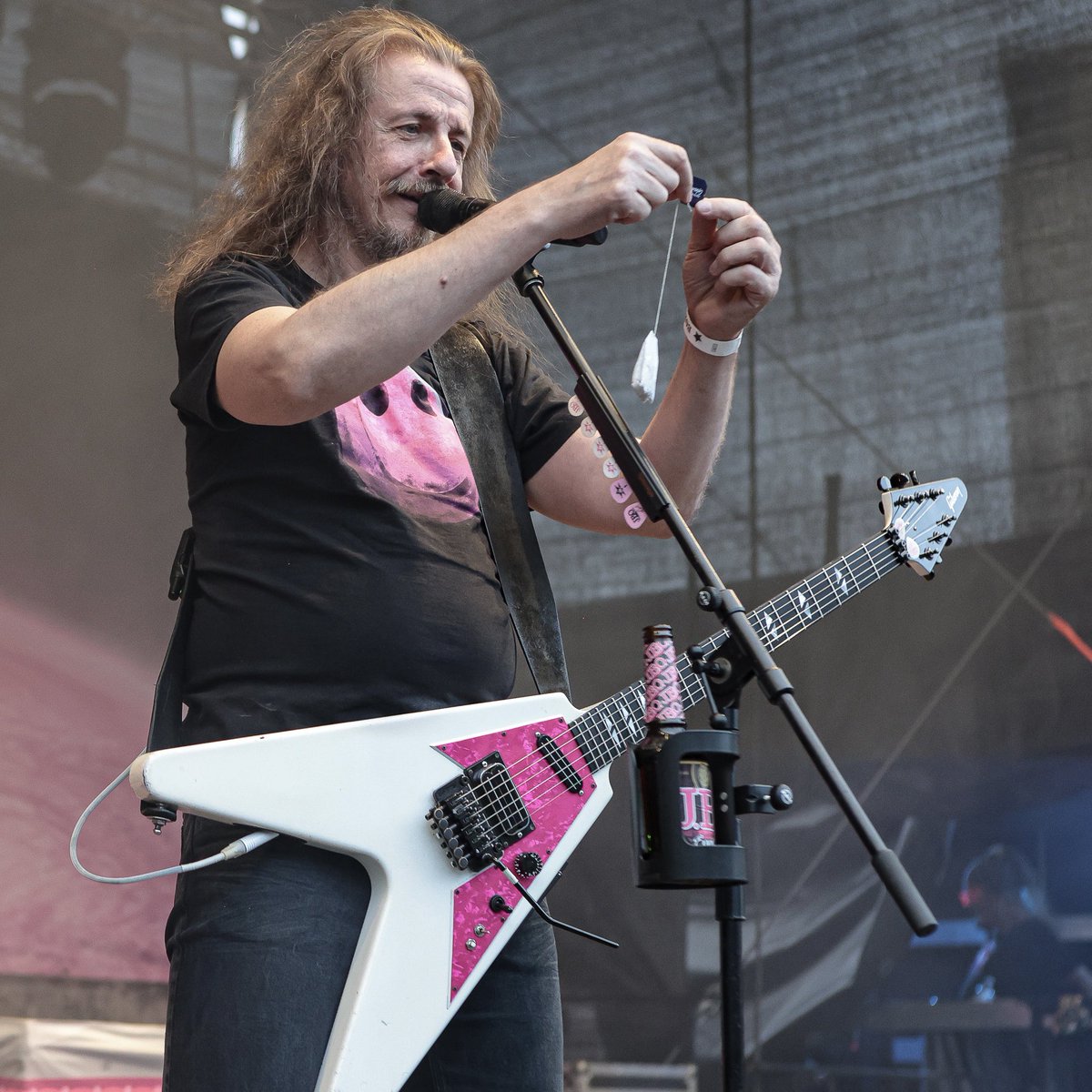 VitoC_JBO's tweet photo. Andere kriegen BHs zugeworfen, ich krieg Teebeutel… naja, es gibt schlimmere Schicksale… 😅😋

Pics.: Adrian Goldberg @sportberichte (Insta)
#jbolive #teebeutel #teabag #teetrinker #gibsonguitar #gibsonflyingv #gibsonflyingv90double #gibsonflyingv90 #sommeramkiez #augsburg https://t.co/uXUzwbOciz