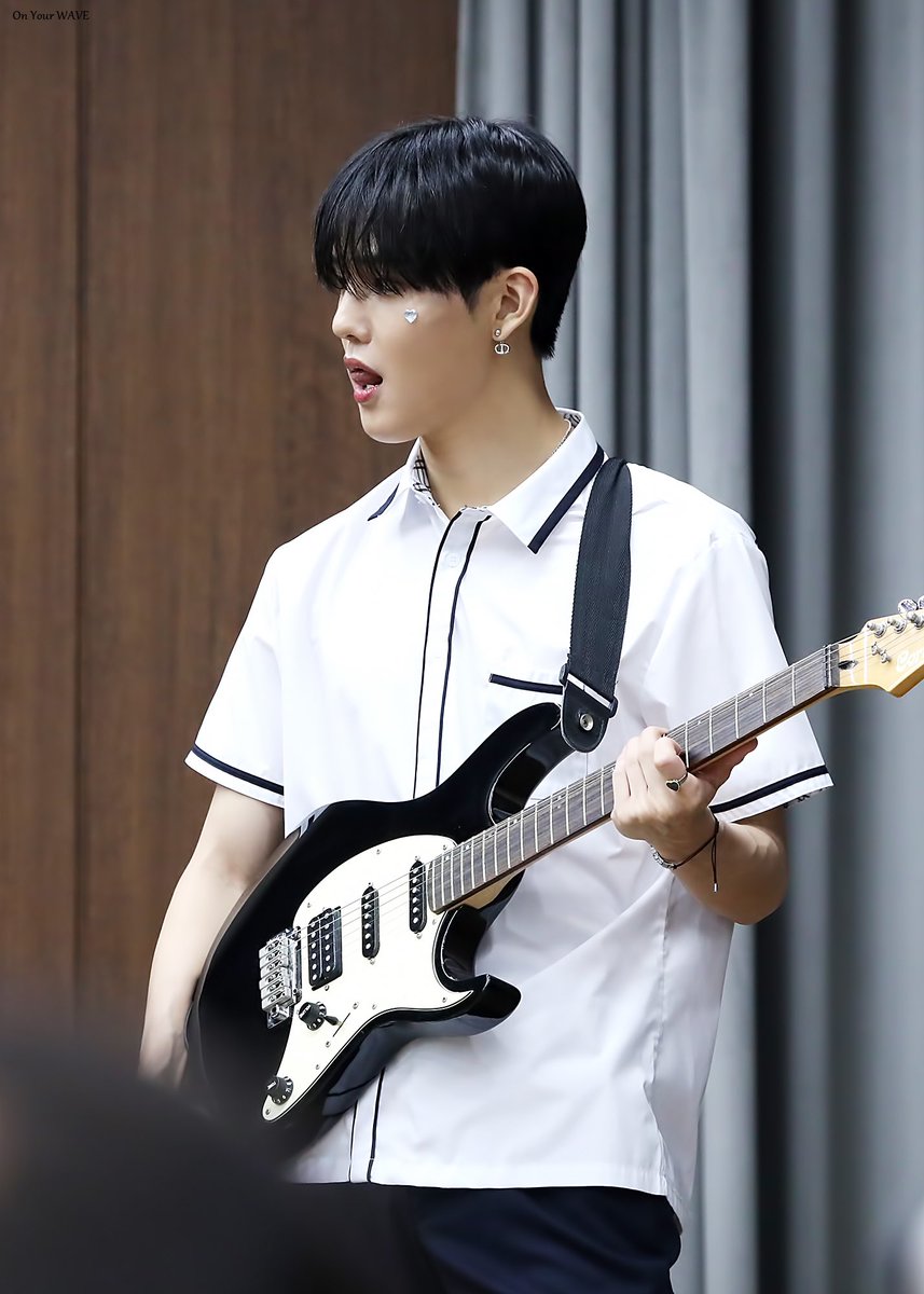 on_your_wave_'s tweet photo. 230702 디마뮤

밴드부 그 선배🎸

#CIX #승훈 #김승훈 #KIMSEUNGHUN #SEUNGHUN #スンフン #씨아이엑스 
#오늘의승훈이 #on_your_wave_sh https://t.co/TqjOB5qDUX