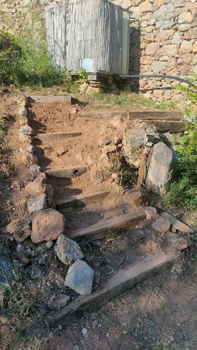 CreantUnOasis's tweet photo. Avui ens hem liat a fer unes escaletes per arribar fins al dipòsit 🤗🥳🤗
#autoconstruccio #jardins #escalesdefusta https://t.co/Dcdqqu5zMm