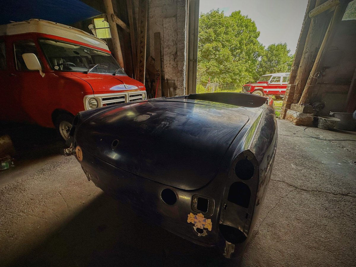 britishones's tweet photo. on the move.
first glimpse of sunlight for the rolling rebuilt bodyshell.
 #mgbroadster https://t.co/7w1wADBxGo