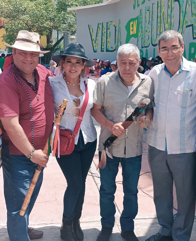 Klaudia_Ordonez's tweet photo. Con el representante nacional de los pueblos originarios de #mexico🇮🇹❤️ saludando a grandes amigos.
Con #marcelosi ✅ #marceloeslarespuesta✅
#mejormarcelo 
@m_ebrard @MEC_asocCivil @Mec_MorAc @MEC_Cuerna #Cuernavaca #Morelos https://t.co/jRuKV8qyFC