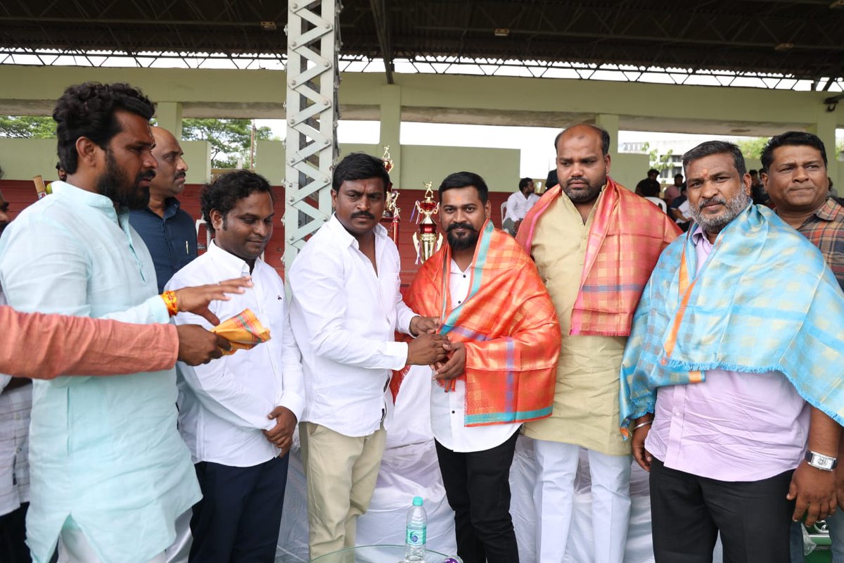DeepakSinghLo20's tweet photo. Today participated in "Hyderabad Premiere League" at LB Stadium organised by "Seva Foundation"❤️ https://t.co/poH27Kr8MP