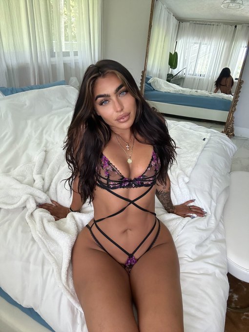 Mirror by the bed is necessary. https://t.co/8YL9JMVxdi