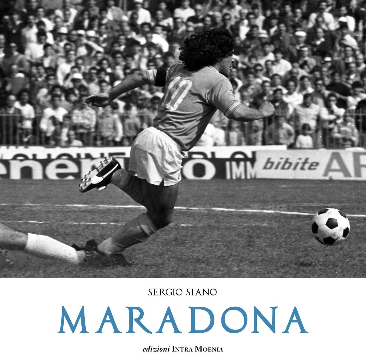 DRMOHDALSA3DI's tweet photo. The best of maradona
.
سيرجيو سيانو مصور نابولي و مارادونا 
جمع صور دييغو في كتاب سماه الافضل في مارادونا 
مزيج رائع من الصور في الحقبه المارادونية مع نابولي ممزوجه بحكم ومقولات قيلت في دييغو او قالها هو
تعالوا لنتعرف على ابرزها
في 33 تغريدة متتالية
#THREAD_D https://t.co/yCNZRcuekN