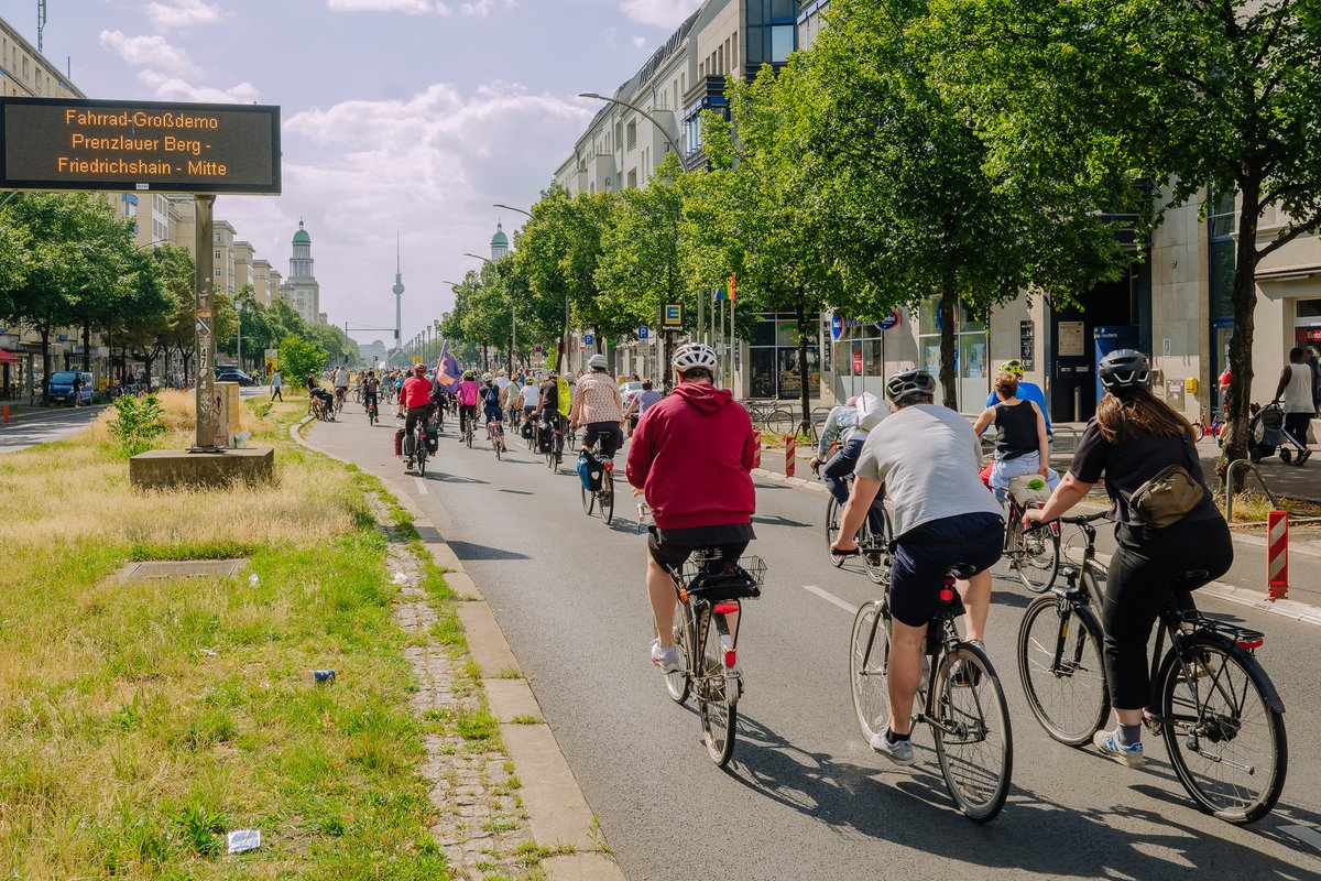 autofreiberlin's tweet photo. Wir waren heute Zehntausende und die Bewegung wird mit jeder Demo größer. Berlins Stadtgesellschaft geht wieder auf die Straße – für sichere Radwege überall, für die sofortige Verkehrswende und gegen die Autostadt. 1/2 #nichtmituns #b0207 https://t.co/jZK0BjTaMP