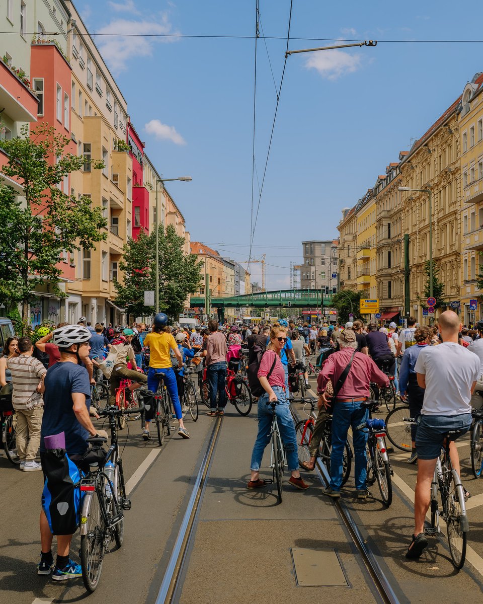 autofreiberlin's tweet photo. Wir waren heute Zehntausende und die Bewegung wird mit jeder Demo größer. Berlins Stadtgesellschaft geht wieder auf die Straße – für sichere Radwege überall, für die sofortige Verkehrswende und gegen die Autostadt. 1/2 #nichtmituns #b0207 https://t.co/jZK0BjTaMP
