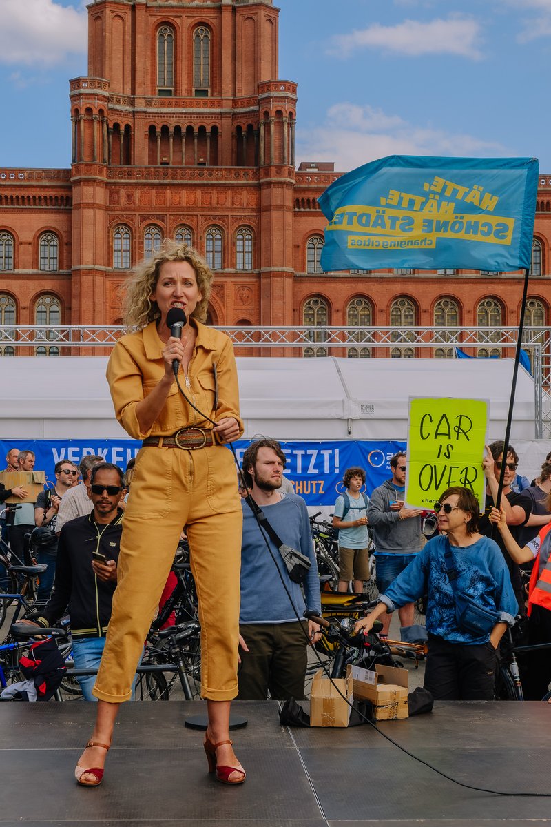 Wir waren heute Zehntausende und die Bewegung wird mit jeder Demo größer. Berlins Stadtgesellschaft geht wieder auf die Straße – für sichere Radwege überall, für die sofortige Verkehrswende und gegen die Autostadt. 1/2 #nichtmituns #b0207
