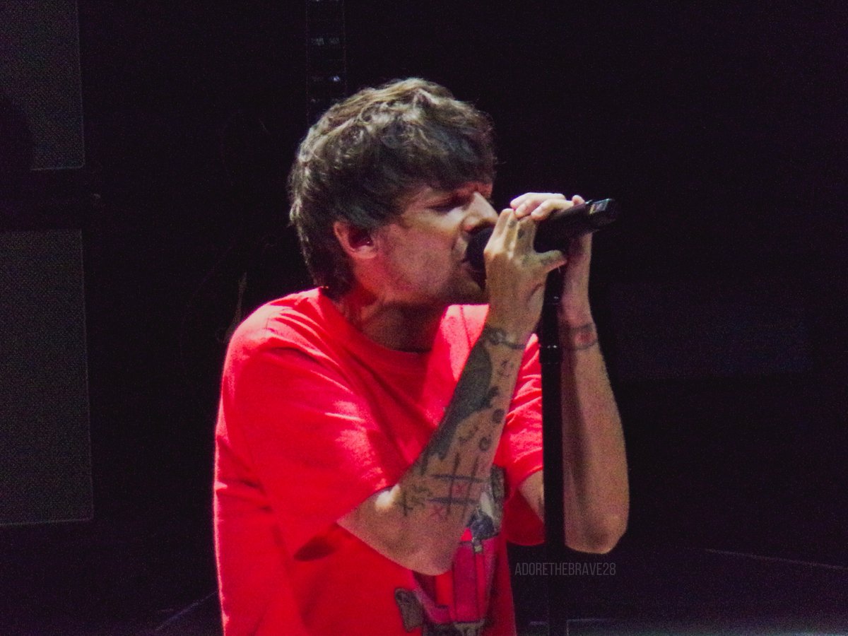 AdoreTheBrave28's tweet photo. Louis being very close with his mic 

#FaithInTheFutureBerkeley https://t.co/sSDlShOyjP